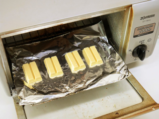Illustration for article titled Toasting Kit Kats at Home Sure Looks Dangerous and Delicious